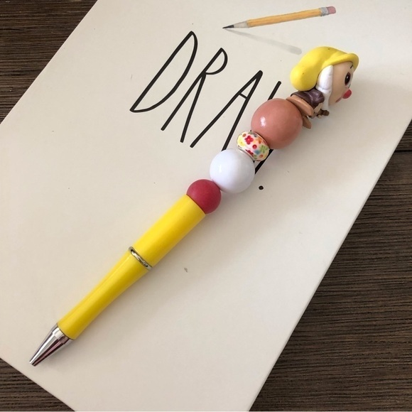 Disney Doorables: Snow White & The Seven Dwarfs: Sneezy handmade beaded pen - Picture 2 of 3